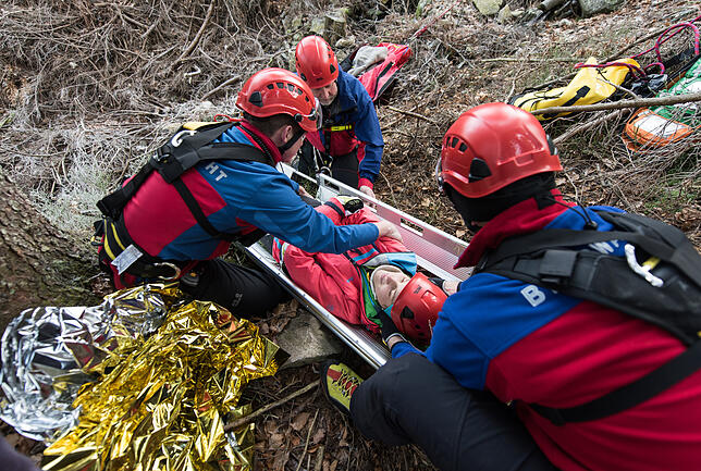 Bergretter der Bergwacht üben auf dem Feldberg die Rettung einer verletzten Person, die an einem Abhang abgestürzt war.