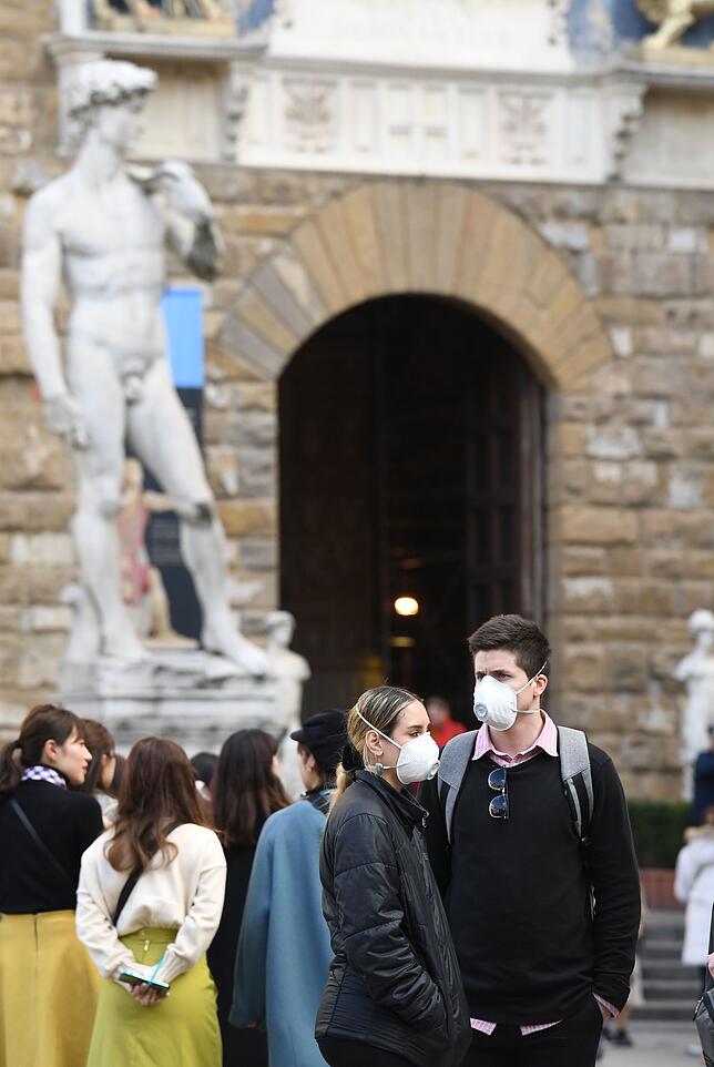 In Rom sieht man immer mehr Touristen mit Atemschutzmasken.