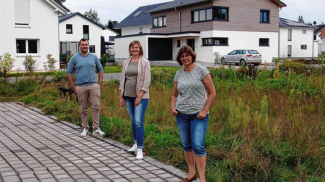 Die Gemeinderäte der FWV sind stolz auf das erste Bauvorhaben mit mietpreisgebundenen Wohnungen in Salem: Auf der Wiese hinter Leonard ...