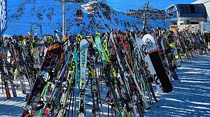 Ski und Snowboards stehen im Skigebiet am Stubaier Gletscher vor einem Lift. Es gilt die 2G-Regel &ndash; trotz Lockdown in Österreich ...
