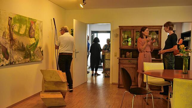 Die Eröffnung der Sommerausstellung in der Galerie Wohlhüter in Thalheim bot sich zum Gespräch mit Künstlern, Galeristen und Gästen an.