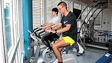 Oskar Poschmann und Marc Sieber (von links) trainieren auf den neuen Ergometern im Therapieraum der Nachsorgeklinik Tanhnheim.
