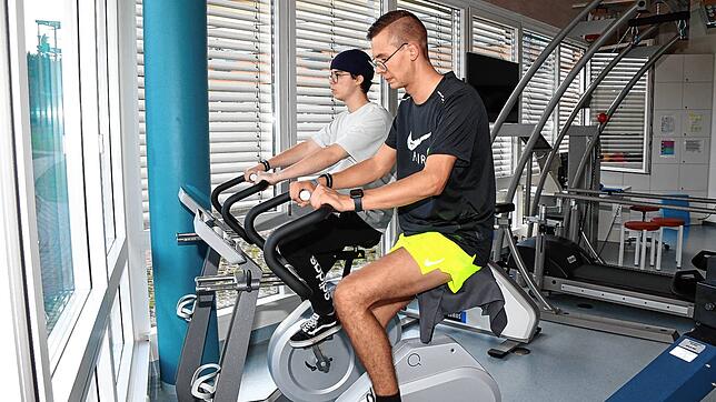 Oskar Poschmann und Marc Sieber (von links) trainieren auf den neuen Ergometern im Therapieraum der Nachsorgeklinik Tanhnheim.