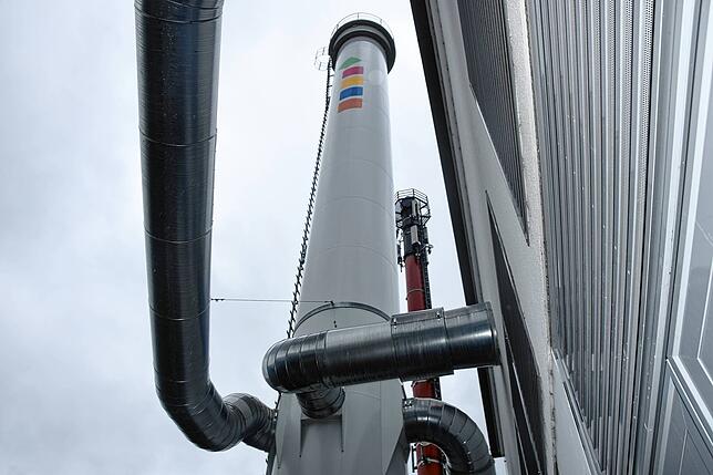 Durch gewaltige Röhren wird das Abgas in die Kamine des Blockheizkraftwerkes geleitet.