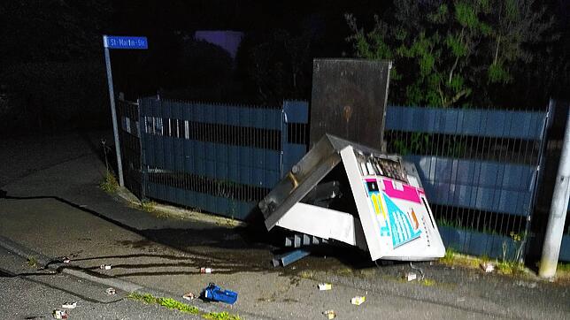 In der Nacht von Sonntag auf Montag wurde in der Hansjakobstraße ein Zigarettenautomat gesprengt. Die Feuerwehr musste ausrücken, um den ...