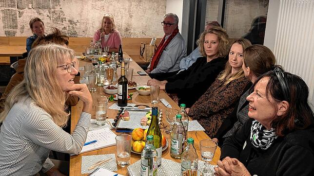 Die Kunstfreunde unterhalten sich angeregt über Ideen für eine Veranstaltung.