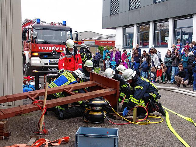 Bild 17: Feuer, Verletzte und Vermisste: Die besten Bilder von der Hauptübung der Salemer Feuerwehr