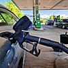 Ein Auto an der Zapfsäule: Lohnt es sich aktuell, die Fahrt nach Österreich für günstigeren Sprit auf sich zu nehmen?