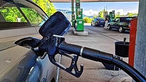 Ein Auto an der Zapfsäule: Lohnt es sich aktuell, die Fahrt nach Österreich für günstigeren Sprit auf sich zu nehmen?