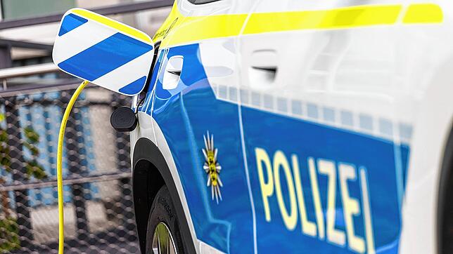 Unser Symbolbild zeigt ein E-Polizeiauto beim Laden. Die Polizeigewerkschaft hat den Ausbau der Ladeinfrastruktur gefordert.