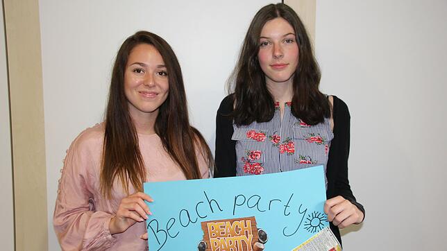 Erfolgreich für ihr Konzept für eine Beachparty im Seepark geworben haben Aylin Fox (links) und Hannah Hofmann vom Staufer-Gymnasium ...