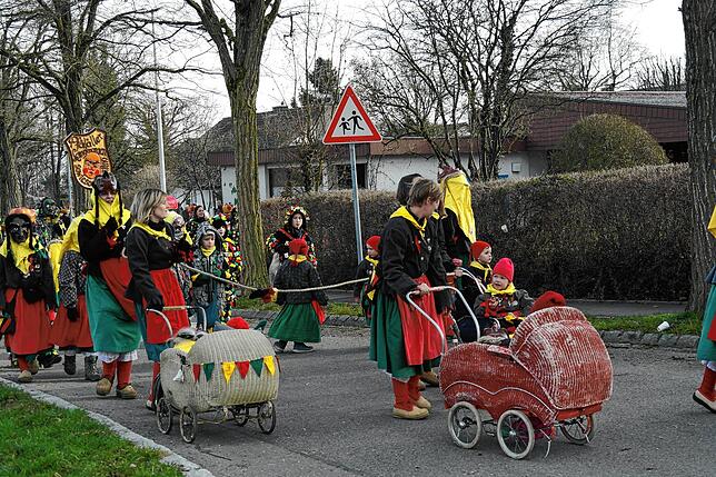 Narrenbaumstellen der Katzenzunft Kippenhausen. Vorher gibt es einen kleinen Umzug durch das Dorf. Bild: Claudia Wörner