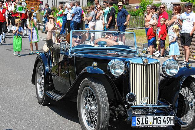 Zwischen den Kapellen fahren die prächtigen Oldtimer. Ute Hotz-Straub und Hans-Joachim Straub freuen sich über die vielen Zuschauer am ...