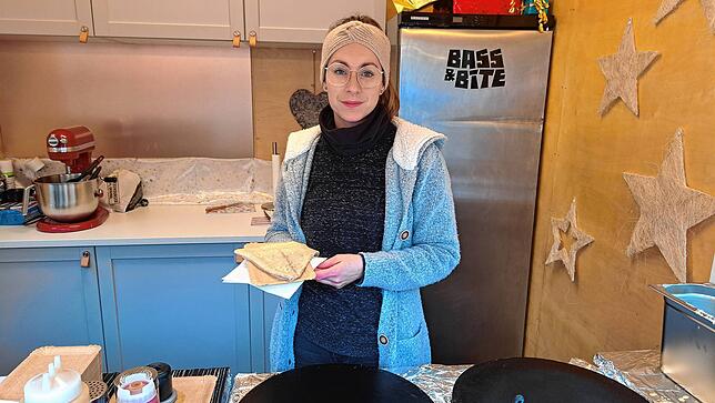 Ob süß oder herzhaft: Ann-Kathrin Walser backt in ihrer Hütte ein Crêpe nach dem anderen.