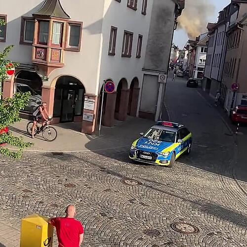 Dichter Rauch über den brennenden Häusern