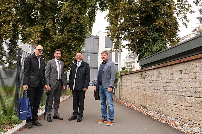 Stadtspaziergang mit dem Landrat: Über die neue Nexus-Zufahrt steuern (von links) Stadtbaumeister Christian Unkel, OB Erik Pauly, ...
