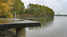 Der Steg des Technischen Hilfswerks hinter dem Bodenseereiter soll bei der Ausweisung eines Feriendorfs im Streuhau (im Hintergrund) ...
