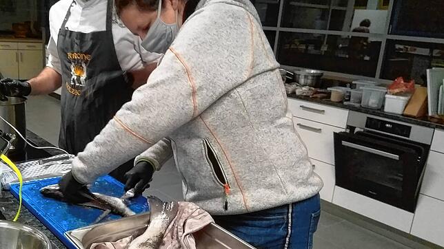 Gar nicht so einfach: Einen Fisch zu filetieren, erfordert viel Fingerspitzengefühl.