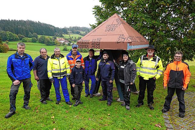 Die Schellenberger sind stolz auf ihre Teamarbeit und die stählerne Glocke hat neben St. Wendelin Kapelle eine neue Heimat gefunden.