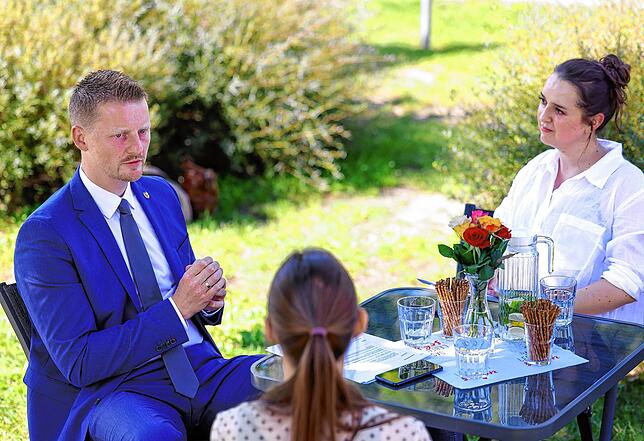 OB Simon Gröger im Gespräch mit SÜDKURIER Redakteurin Laura Marinovic und der Radolfzeller Redaktionsleiterin Anna-Maria Schneider.