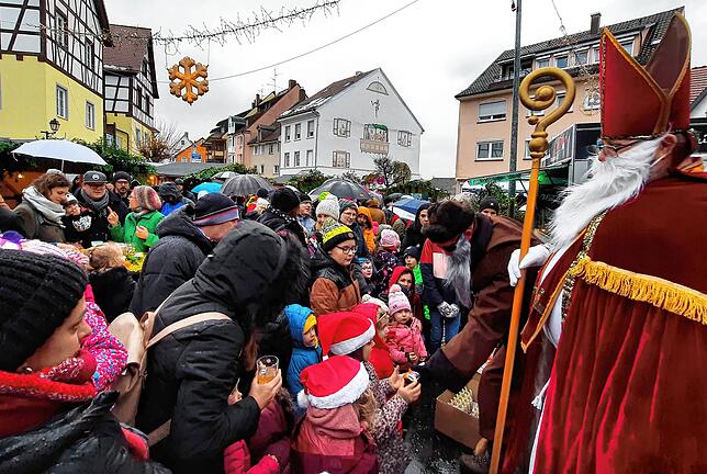 Bild 9: Die Besuchermassen trotzen dem Regen: Alle Bilder vom Winterzauber in Stockach