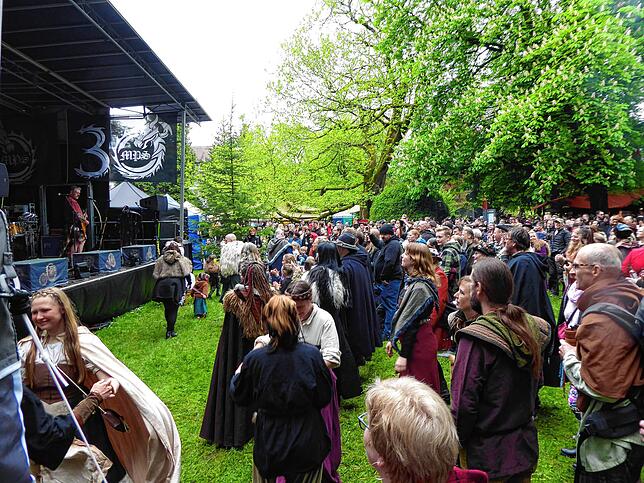 Auf der Bühne der Spielleute ließ die schottische Band Saor Patrol – auf Deutsch etwa „Freie Patrouille“ – die mittelalterliche Menge ...