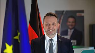 Bundestagsabgeordneter Volker Mayer-Lay (CDU) in seinem Wahlkreisbüro in Friedrichshafen.