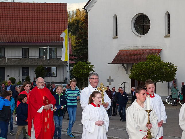 Auch Tradition hat ihren Platz: Stadtpfarrer Martinho Mértola und Diakon Paul Gasser bei der Fidelis-Prozession, die von der ...