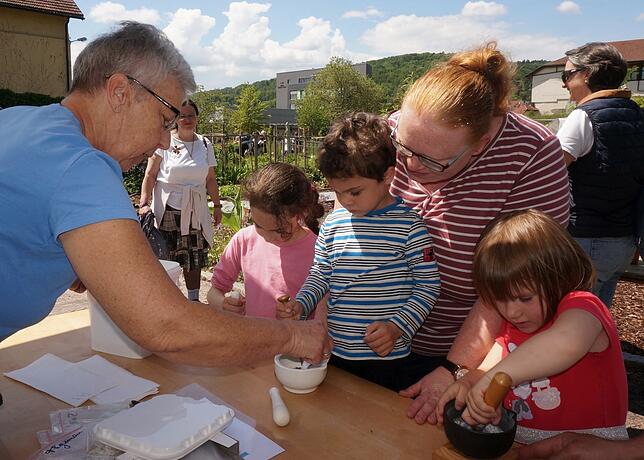 Mit voller Kraft: Am Tisch von Ricarda Goering (von links) zerreiben beim Gartenfest Marwa und Qasim Radke aus dem Klettgau (hinten ihre ...