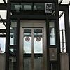 Glas, Stahl, Mahnung: Rechts oben hängt am Fahrstuhleingang am Andreas-Willmann-Platz ein Blatt mit Müll-Impressionen aus der Umgebung.