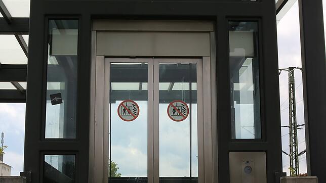 Glas, Stahl, Mahnung: Rechts oben hängt am Fahrstuhleingang am Andreas-Willmann-Platz ein Blatt mit Müll-Impressionen aus der Umgebung.