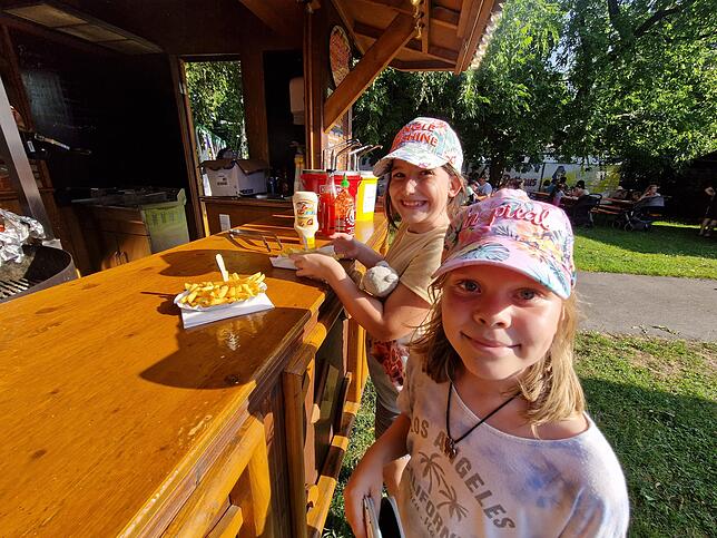 Zwischendurch gibt es Pommes für Mieke (links) und Bella. 4 Euro für eine kleine Portion finden wir happig, da kostet selbst die ...
