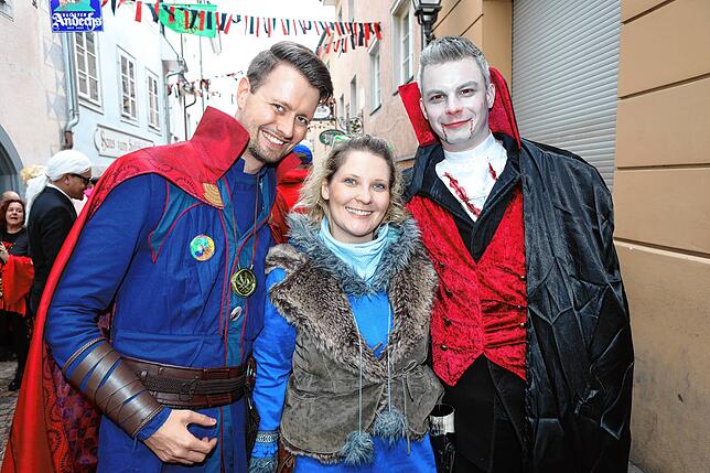 Bild 9: Buntes Treiben in den Gassen &ndash; Narren erobern bei der Straßenfastnacht die Stadt