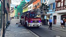 Ein Rettungsfahrzeug mit Drehleiter der Freiwilligen Feuerwehr Überlingen am Dienstagnachmittag in der Münsterstraße.