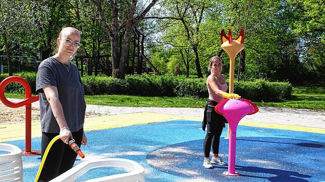 Um das Minara sommerfit zu machen, spritzt Denise Häring (links) die Liegestühle ab und Sabrina Benz reinigt die Geräte der ...
