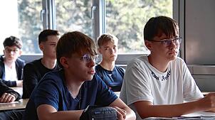 Jacob Frank, 16, und Nikita Telepen, 17, in der 11. Klasse des Technischen Gymnasiums der Gewerblichen Schulen in Waldshut. Zum ...