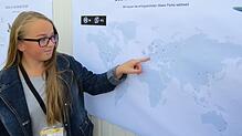 Sophie Grossu aus der 9b der Gemeinschaftsschule Graf Soden in Friedrichshafen staunt nicht schlecht, wo die Firma Sesitec überall auf ...