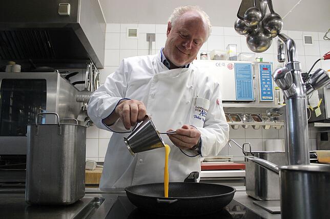 Peter Vögele, Adler-Wirt von Lippertsreute, FDP-Mitglied, hier beim Zubereiten eines Rühreis zum Frühstück. Er wurde neu, ...