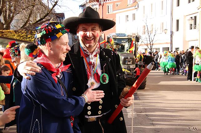 Gildemeister Wolfgang Schöllhorn (rechts) von der Überlinger Zimmermannsgilde achtet darauf, dass der Narrenbaum im Lot steht.