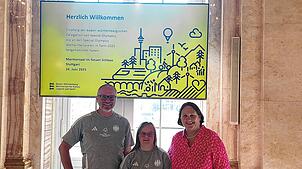 Trainer Mathias Dolderer, Sabrina Schneider und Sportministerin Theresa Schopper im Neuen Schloss in Stuttgart.