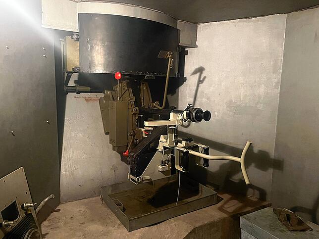 Der Infanteriebunker verfügt über drei Schießscharten für Maschinengewehre, ursprünglich vom Typ Maschinengewehr 11, später ersetzt ...