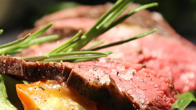 Einfach in der Zubereitung und einfach köstlich: Flankbeef vom Grill, das außer Knoblauch und Rosmarin keinerlei Zutaten benötigt und ...