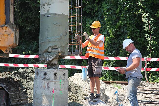 Die Bohrpfähle werden verrohrt hergestellt: Parallel zum Bohren wird ein 75 Zentimeter dickes Stahlrohr in die Erde gebohrt.