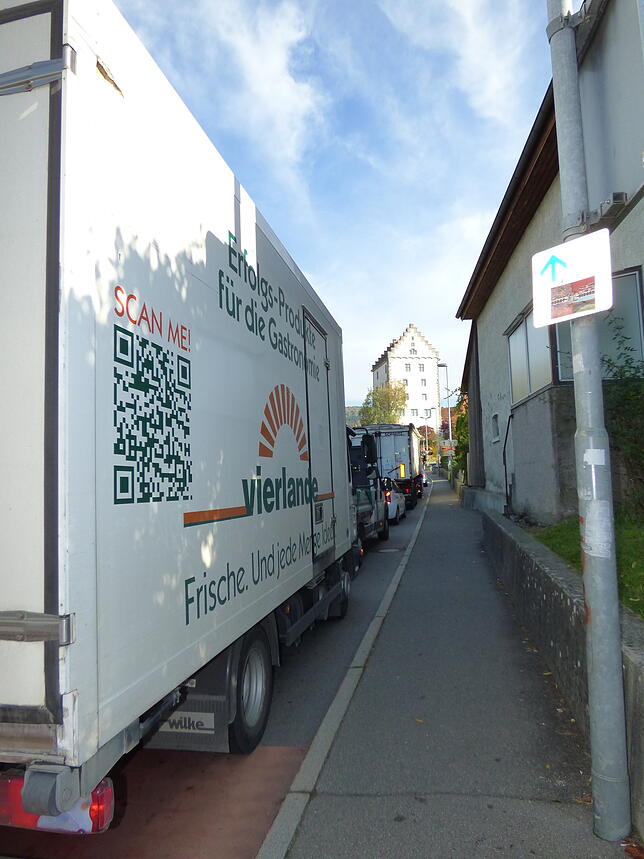 Sind an der B 33 zwischen See und Hinterland Baustellen, stehen die Lkw in der Markdorfer Innenstadt Stoßstange an Stoßstange.