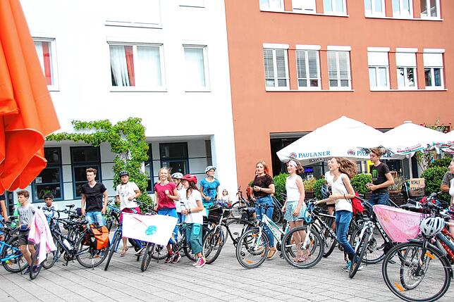 „Wer nicht hüpft, ist für Kohle, hopp!“ – mit dieser und anderen Parolen beendeten die Friday for Future Kids aus ...