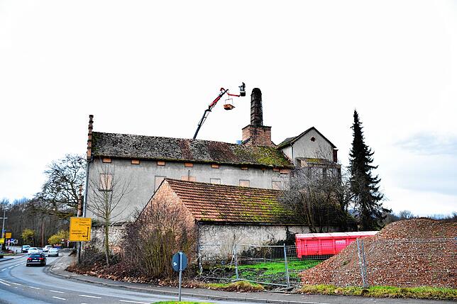 Der Blick von der Bushaltestelle aus auf die Gebäude, an denen Andreas Mauch und Peter Krattenmacher am Kamin arbeiten.