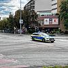 Ein Polizeiauto fährt mit Blaulicht am Zähringerplatz in Konstanz vorbei. Sie sind auf dem Weg zu einem Einsatz. Der Zähringerplatz ist ...