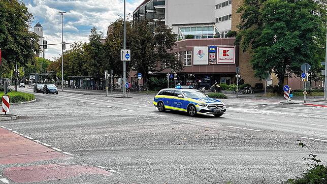 Ein Polizeiauto fährt mit Blaulicht am Zähringerplatz in Konstanz vorbei. Sie sind auf dem Weg zu einem Einsatz. Der Zähringerplatz ist ...