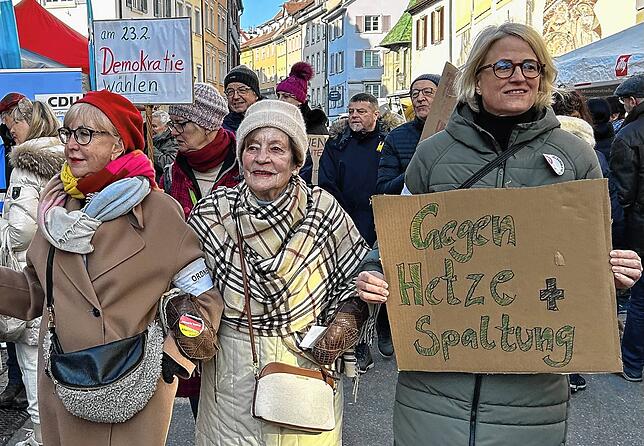 Gegen Hetze und Spaltung: Annette Stoll-Zeitler, Elke Bittrich und Sylvia Kruse-Baiker (von rechts) zogen gemeinsam mit rund drei ...