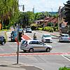 Szene vom 16.&nbsp;August 2019 im Kreuzungsbereich beim Markdorfer Bahnübergang: Ein Radler mischt sich als Geisterfahrer zwischen ...